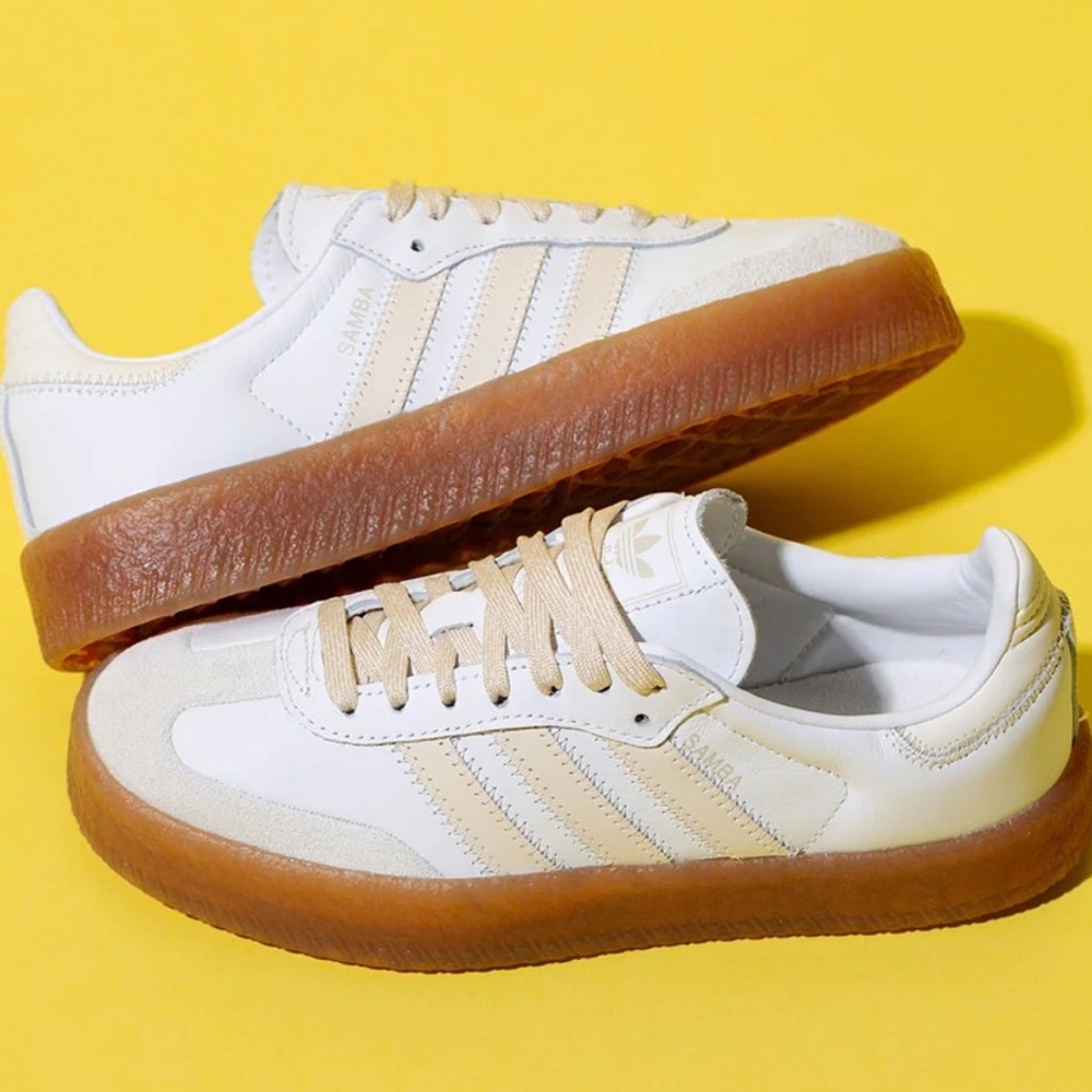 NWT ADIDAS Platform Sambas!
Missing beige laces - comes with white ones